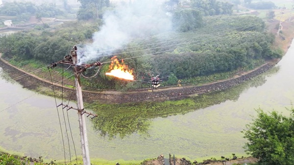 無人機(jī)噴火清障。國網(wǎng)重慶永川供電公司供圖