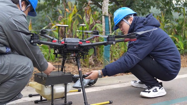 無人機(jī)飛手調(diào)試監(jiān)控?zé)o人機(jī)。國網(wǎng)重慶永川供電公司供圖