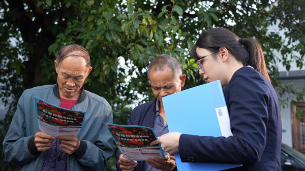 工作人員為農(nóng)戶詳細講解農(nóng)業(yè)保險政策。人保財險重慶分公司供圖