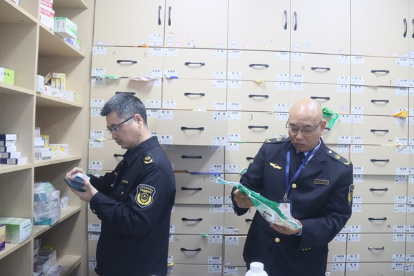 渝北區(qū)市場監(jiān)管局開展校園食品安全專項檢查。渝北區(qū)市場監(jiān)管局供圖