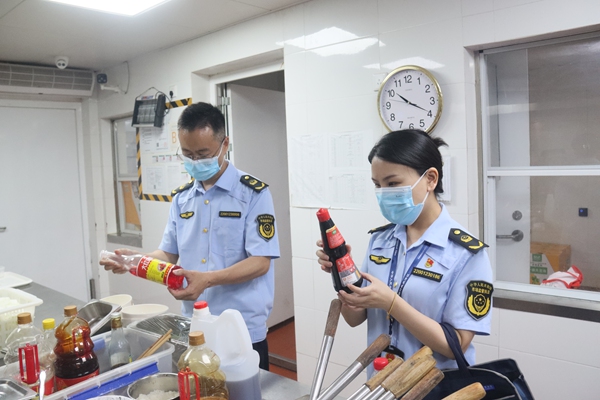 渝北區(qū)市場監(jiān)管局開展校園食品安全專項檢查。渝北區(qū)市場監(jiān)管局供圖