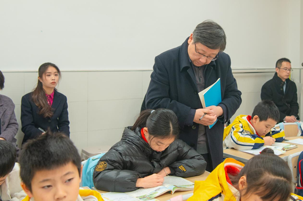 專家深入課堂觀摩詳情。華新實(shí)驗(yàn)小學(xué)教育集團(tuán)供圖