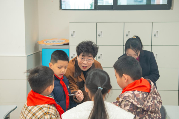 專家深入課堂觀摩詳情。華新實(shí)驗(yàn)小學(xué)教育集團(tuán)供圖