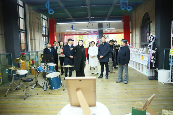 專家調(diào)研。學(xué)校供圖