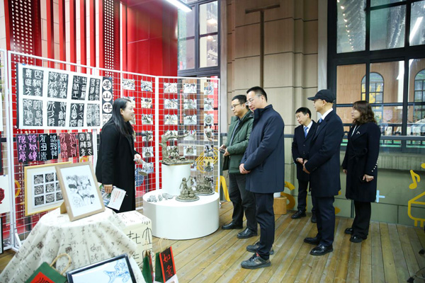 專家調(diào)研。學(xué)校供圖