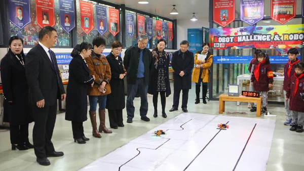 專家調(diào)研。學(xué)校供圖