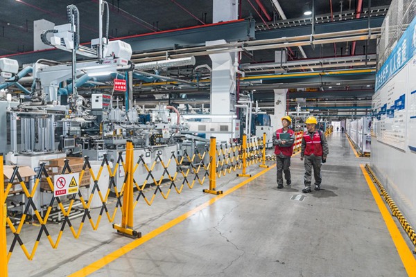 電力員工對企業(yè)用電情況進行安全檢查。國網(wǎng)重慶永川供電公司供圖