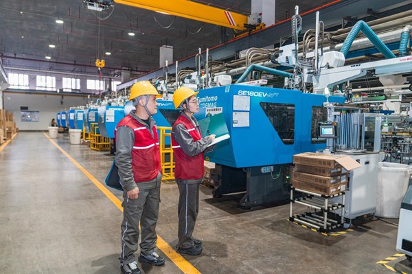 電力員工檢查記錄相關數(shù)據(jù)。國網(wǎng)重慶永川供電公司供圖