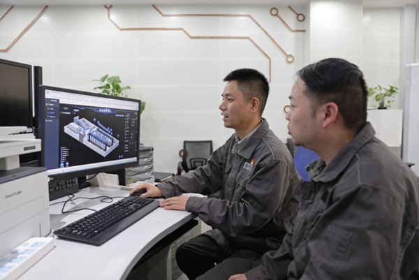 國(guó)網(wǎng)重慶北碚供電公司員工利用“智能站房巡檢平臺(tái)”，對(duì)開(kāi)閉所實(shí)施自主巡視。張強(qiáng)攝