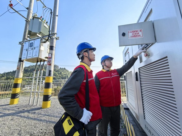 國(guó)網(wǎng)重慶北碚供電公司員工在北碚區(qū)中華村檢查臺(tái)區(qū)柔性直流互聯(lián)和臺(tái)區(qū)光儲(chǔ)并網(wǎng)一體設(shè)備運(yùn)行情況。張強(qiáng)攝