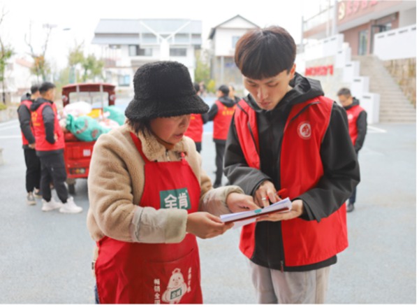 長沙村新時代文明實踐站，志愿者們幫村民搬卸貨物。 三峽水務公司供圖