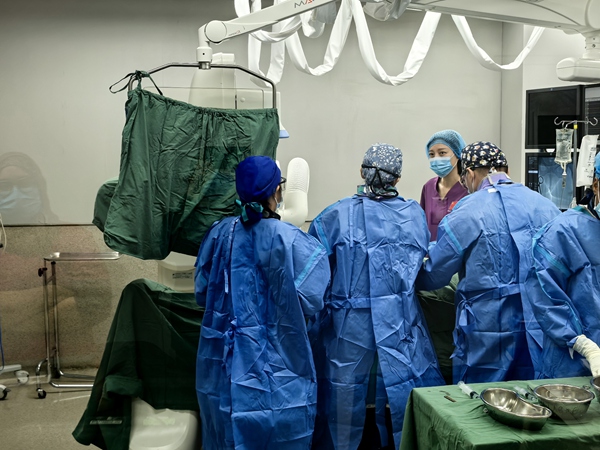 手術(shù)現(xiàn)場。重慶醫(yī)科大學(xué)附屬第二醫(yī)院供圖