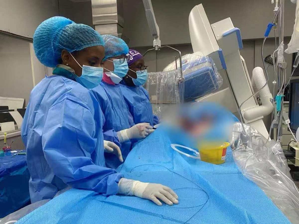 術(shù)中指導(dǎo)。重慶醫(yī)科大學(xué)附屬第二醫(yī)院供圖