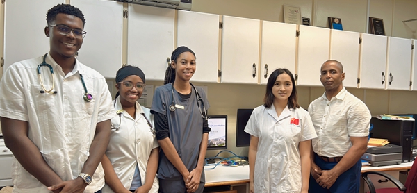 饒茂華對西印度大學(xué)醫(yī)學(xué)生進(jìn)行帶教培訓(xùn)。重慶醫(yī)科大學(xué)附屬第二醫(yī)院供圖