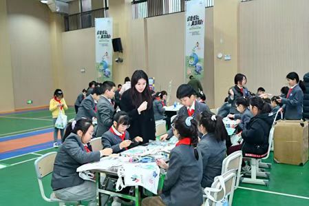 重慶科學城南開小學校垃圾分類環(huán)保袋創(chuàng)意繪畫現(xiàn)場。重慶高新區(qū)供圖