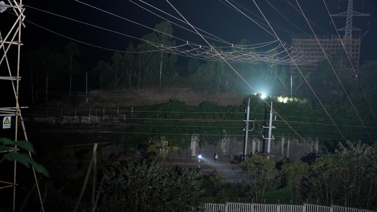 在高鐵凌晨窗口期，開(kāi)展雙橋-許溪220千伏線路工程放線工作。國(guó)網(wǎng)重慶永川供電公司供圖