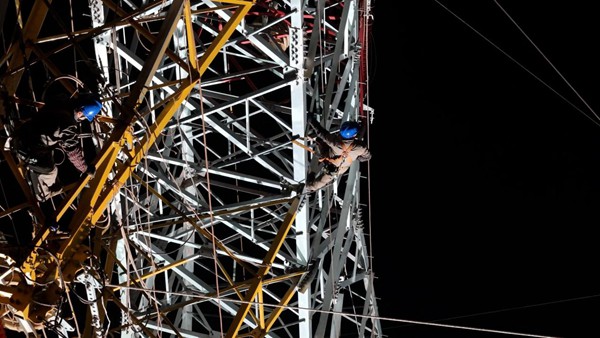 電力人員凌晨在鐵塔上施工作業(yè)。國(guó)網(wǎng)重慶永川供電公司供圖