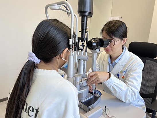 醫(yī)生檢查孩子視力情況。重慶普瑞眼科醫(yī)院供圖