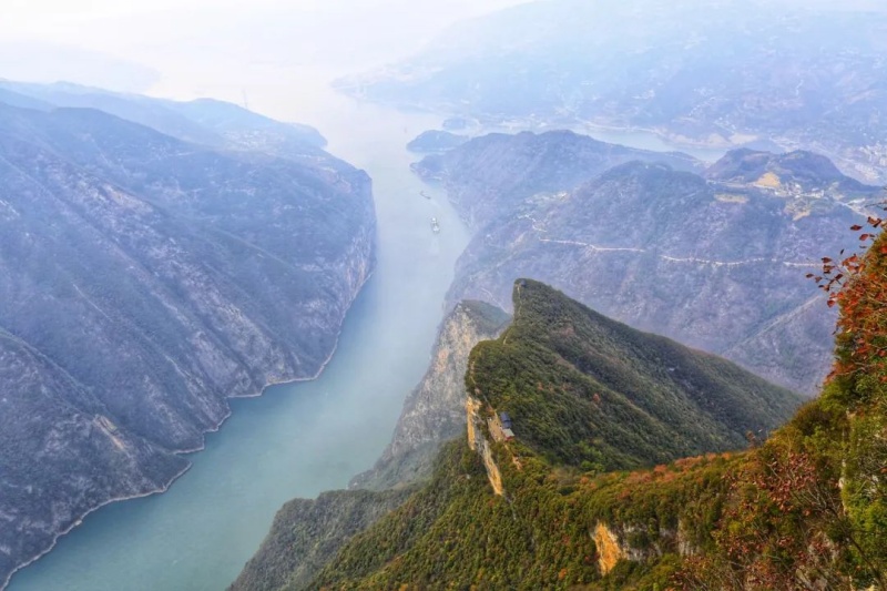 作為長江三峽的起點(diǎn)，奉節(jié)以白帝城、夔門、瞿塘峽等自然景觀名揚(yáng)天下。重慶市美協(xié)供圖