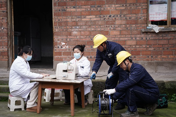 電力人員為醫(yī)療設(shè)備運行提供支撐。國網(wǎng)重慶永川供電公司供圖