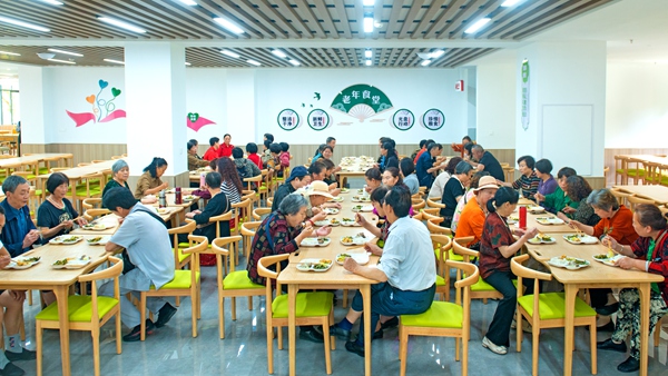 服務(wù)聯(lián)合體內(nèi)設(shè)置了慈善愛心老年食堂。秀山縣民政局供圖