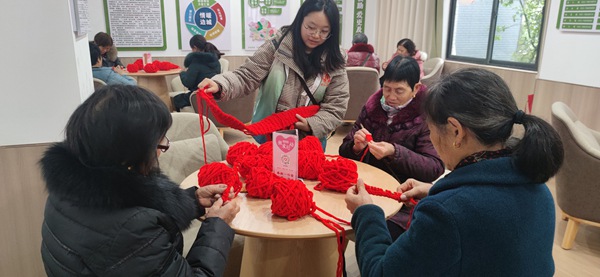 組織社工對民政服務(wù)對象開展各類關(guān)愛服務(wù)活動。秀山縣民政局供圖