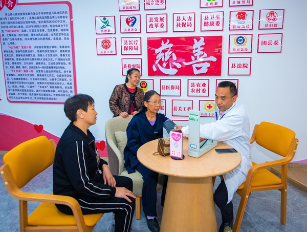 在服務(wù)聯(lián)合體開展義診活動。秀山縣民政局供圖