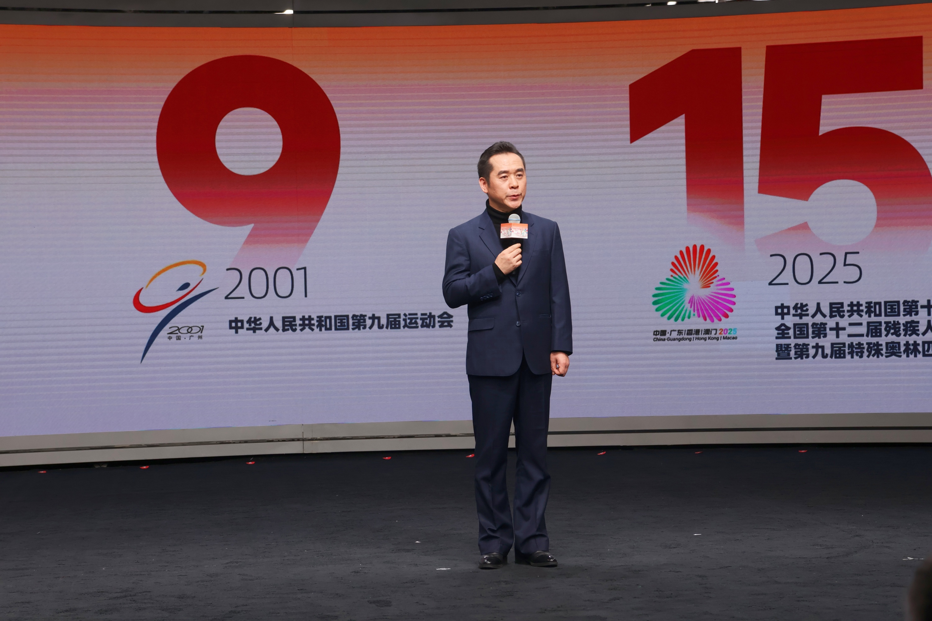 十五運會和殘?zhí)貖W會廣州賽區(qū)執(zhí)委會副主任、廣州市政府副秘書長朱小燚作“十五運·十五城”主題宣講。人民網(wǎng) 何善福攝