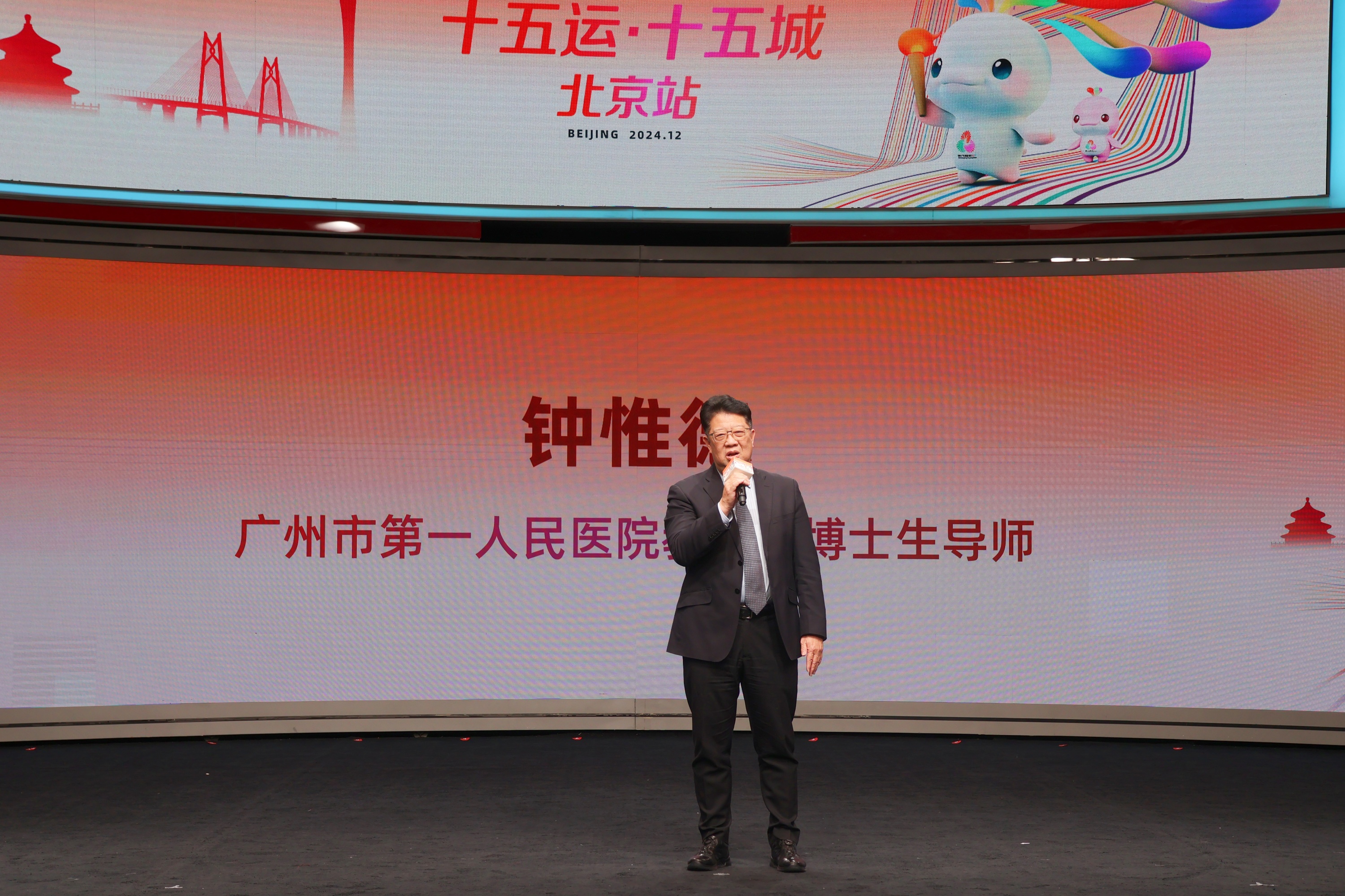 廣州市第一人民醫(yī)院教授、博士生導(dǎo)師鐘惟德講述家庭體育情緣。人民網(wǎng) 何善福攝