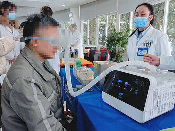 義診活動現(xiàn)場。重慶普瑞眼科醫(yī)院供圖