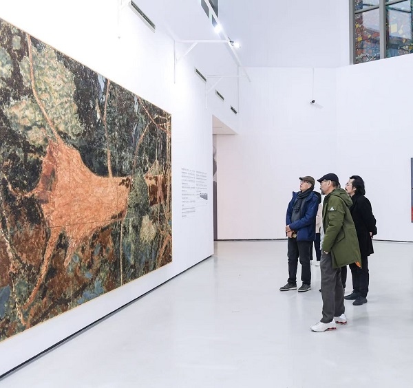 市民觀看版畫(huà)作品展。四川美術(shù)學(xué)院美術(shù)館供圖