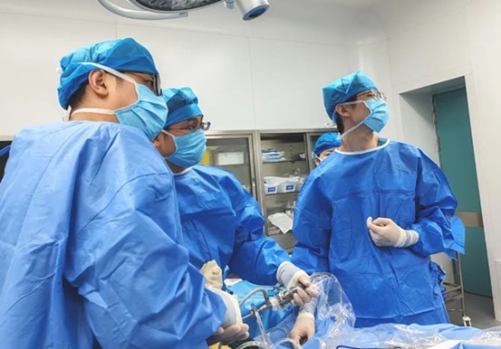 陳賢明為患者進行膝關(guān)節(jié)置換。重慶西區(qū)醫(yī)院供圖