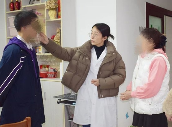 家訪活動(dòng)現(xiàn)場(chǎng)。重慶迪邦皮膚病醫(yī)院供圖
