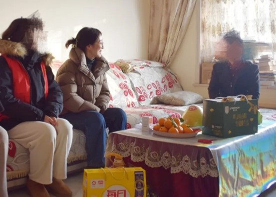 家訪活動(dòng)現(xiàn)場(chǎng)。重慶迪邦皮膚病醫(yī)院供圖