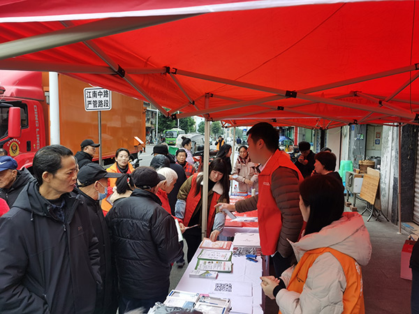 涪陵鐵塔向社區(qū)居民科普充電安全知識(shí)。涪陵鐵塔供圖