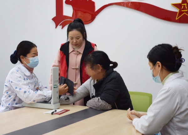 醫(yī)護人員們?yōu)榫用駵y量血壓。重慶迪邦皮膚病醫(yī)院供圖