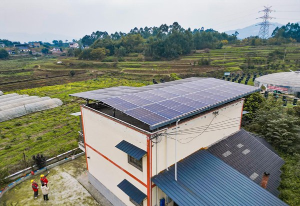 電力人員對鄉(xiāng)村屋頂光伏用戶進(jìn)行安全檢查。國網(wǎng)重慶永川供電公司供圖