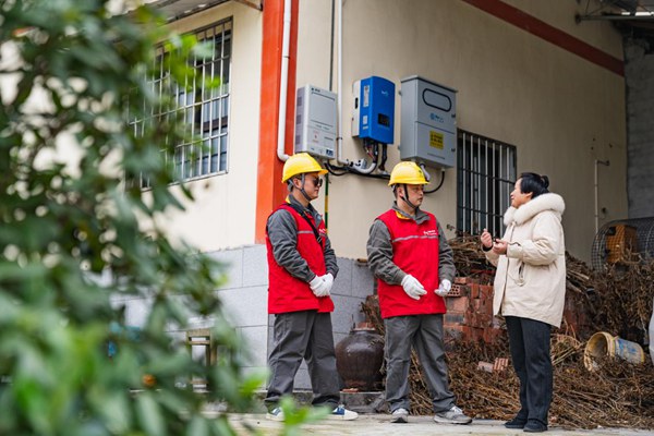 光伏用戶和電力人員交流光伏運行情況。國網(wǎng)重慶永川供電公司供圖