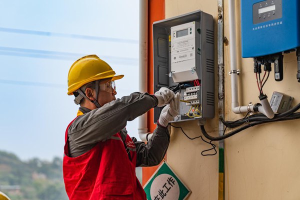 電力人員安裝物聯(lián)網(wǎng)電能表。國網(wǎng)重慶永川供電公司供圖