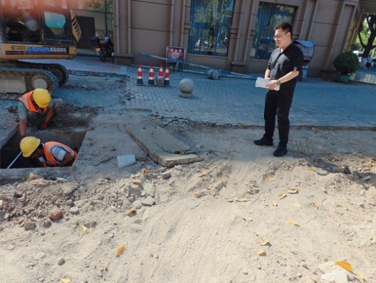 突擊隊成員現(xiàn)場指導(dǎo)施工。重慶設(shè)計集團(tuán)有限公司市政設(shè)計研究院供圖