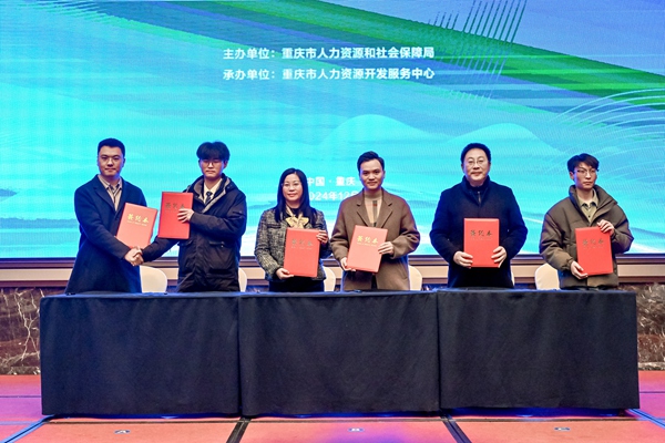 3位入庫職業(yè)經(jīng)理人代表與人才初創(chuàng)企業(yè)代表進(jìn)行了簽約。主辦方供圖