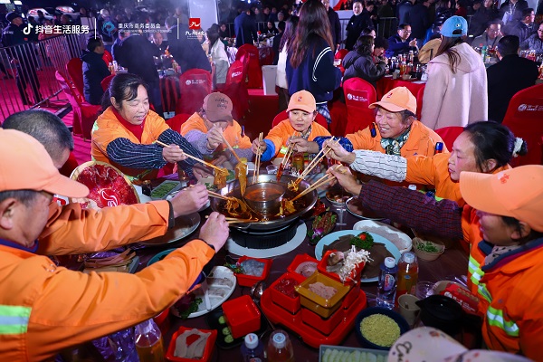 市民圍坐吃火鍋。主辦方供圖