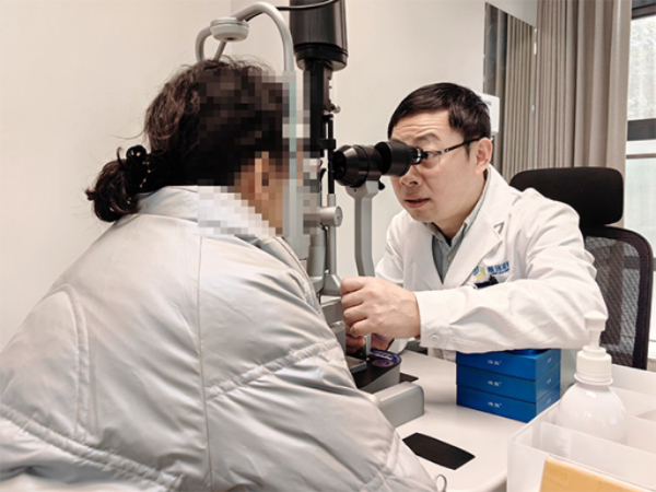 侯乒為患者檢查眼部情況。重慶普瑞眼科醫(yī)院供圖