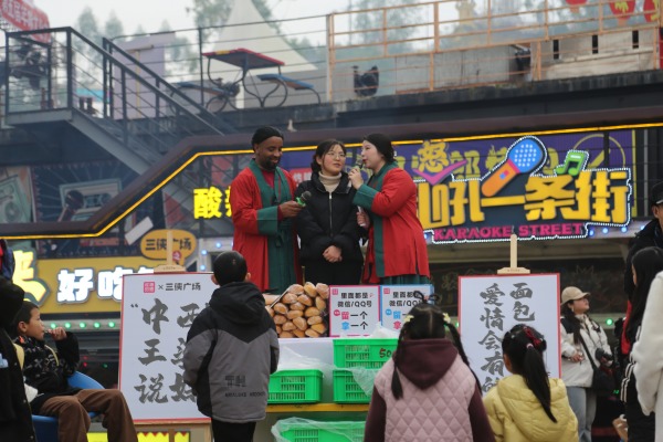 ▲“中外王婆”同臺搭檔“笑果”滿滿。（景區(qū)供圖）