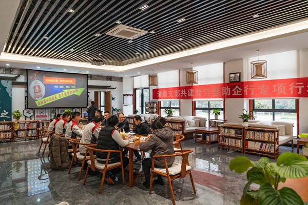 “勞模工匠助企行”專項(xiàng)活動(dòng)現(xiàn)場(chǎng)。國(guó)網(wǎng)重慶永川供電公司供圖