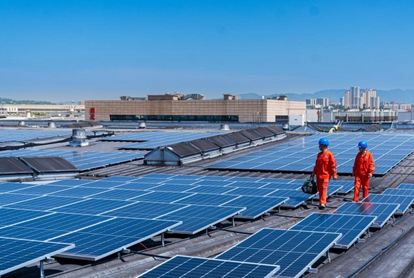 電力人員巡檢長(zhǎng)城汽車重慶分公司屋頂光伏。國(guó)網(wǎng)重慶永川供電公司供圖