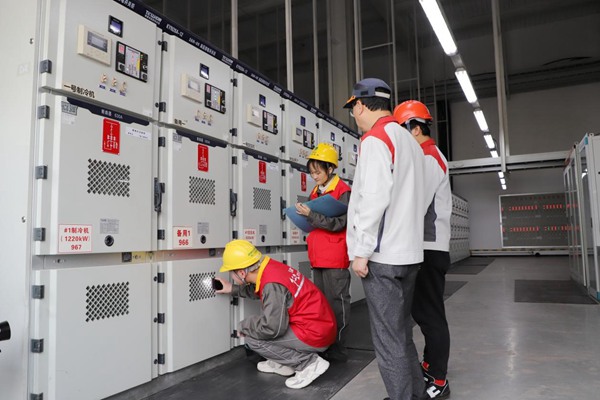 電力人員對(duì)企業(yè)開(kāi)展安全檢查。國(guó)網(wǎng)重慶永川供電公司供圖