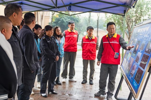 何濤向企業(yè)員工開(kāi)展數(shù)智化技術(shù)宣傳培訓(xùn)。國(guó)網(wǎng)重慶永川供電公司供圖