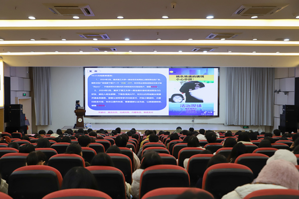 巴南區(qū)公安分局反詐騙中心輔警秦蓮開展反詐宣講。重慶理工大學供圖