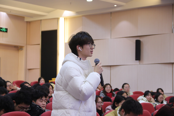 學生積極互動答題。重慶理工大學供圖